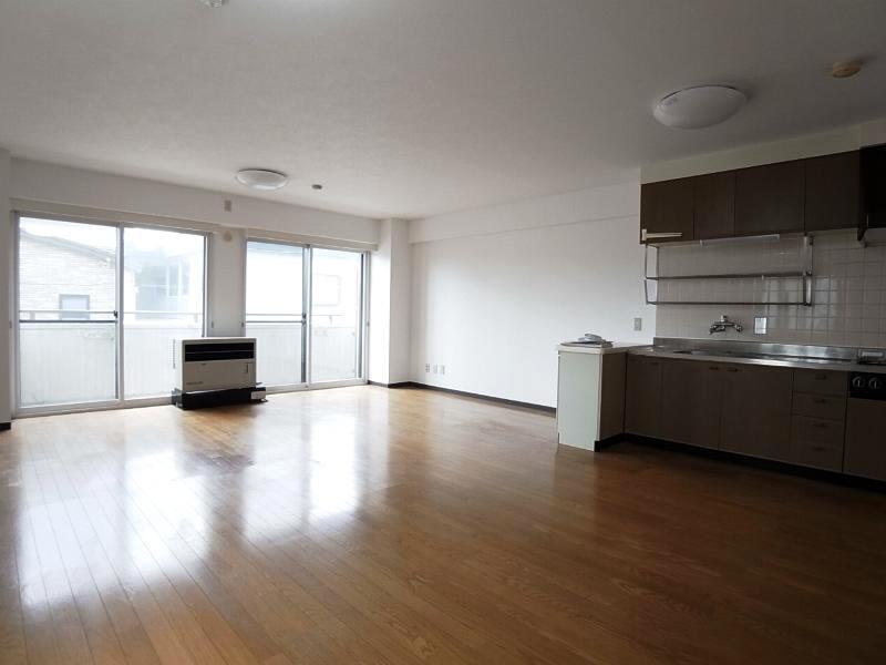 ロワイヤルユウ弘前大町Ⅱ202号 内観